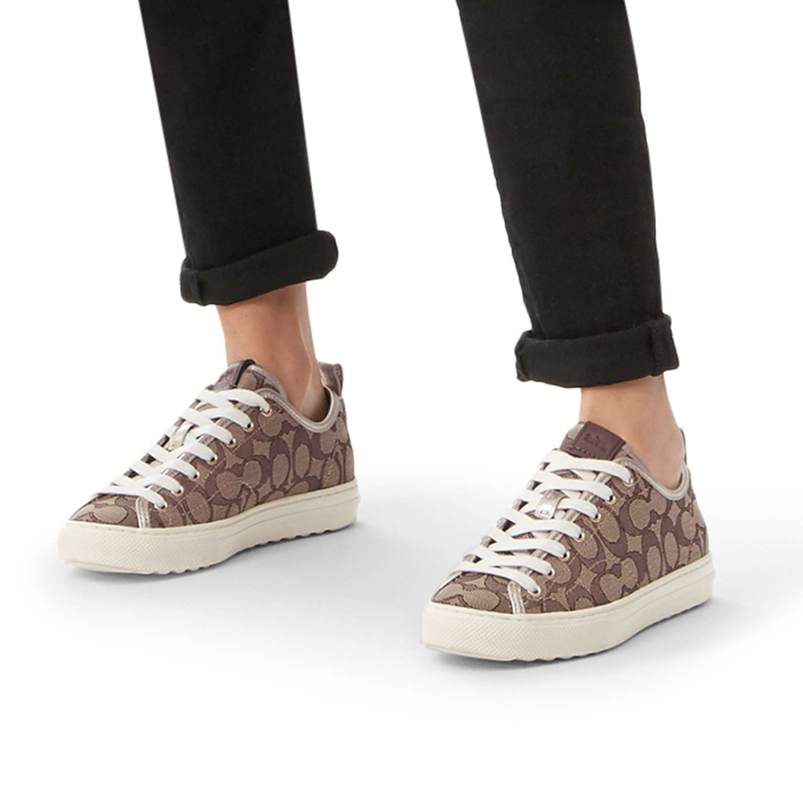 c121 low top sneaker