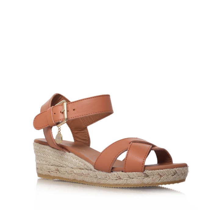 tan low wedge